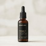 Sheni Labs Omega-3 Food Supplement — 1,000 mg algae-derived EPA + DHA per serving, 30 mL amber glass dropper bottle, European formula. Paris · Warsaw · Berlin.